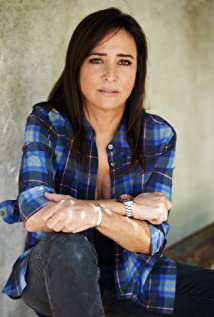 How tall is Pamela Adlon?